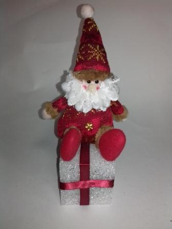 Дед Мороз на коробке с подарком арт 46667