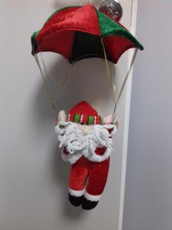 Дед Мороз с парашютом арт 46673